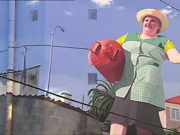 Un artista homenajea con varios murales gigantes a las abuelas gallegas trabajadoras