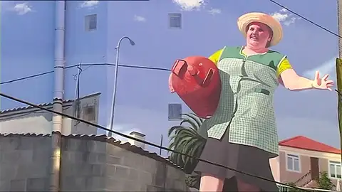 Un artista homenajea con varios murales gigantes a las abuelas gallegas trabajadoras Un artista homenajea con varios murales gigantes a las abuelas gallegas trabajadoras