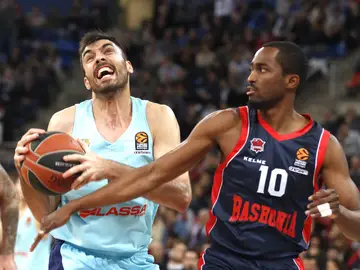 Oriola intenta penetrar a canasta ante el Baskonia Oriola intenta penetrar a canasta ante el Baskonia