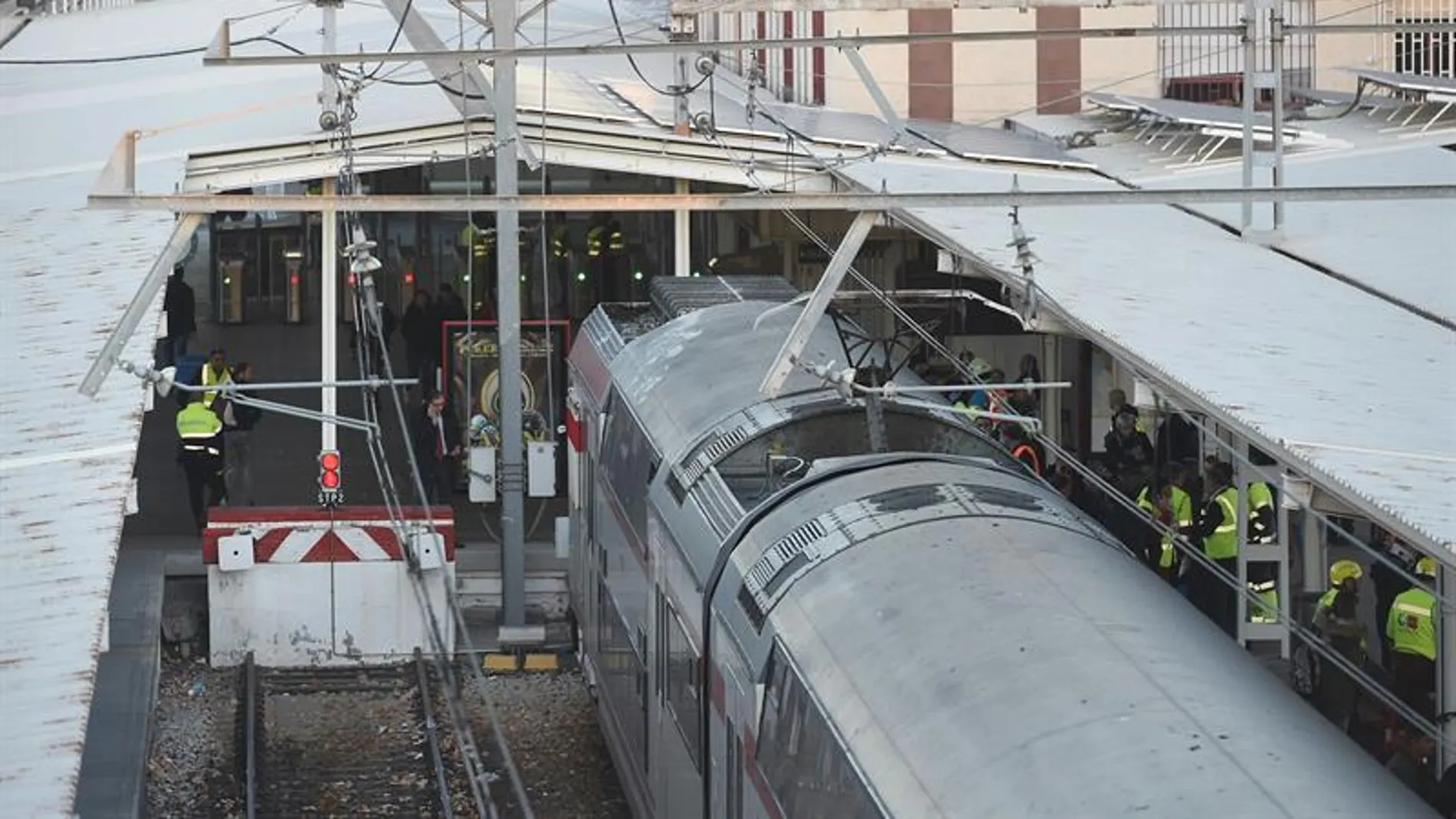 Vista del tren de Cercanías que ha chocado con la topera en una vía Vista del tren de Cercanías que ha chocado con la topera en una vía