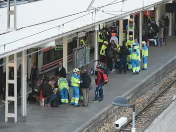 Efectivos del Servicio de Urgencia Médica de Madrid (Summa ) trabajan en la estación de Alcalá de Henares Efectivos del Servicio de Urgencia Médica de Madrid (Summa ) trabajan en la estación de Alcalá de Henares