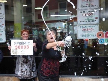 Las loteras María Jesus y Begoña celebran el reparto de un quinto premio en Vizcaya