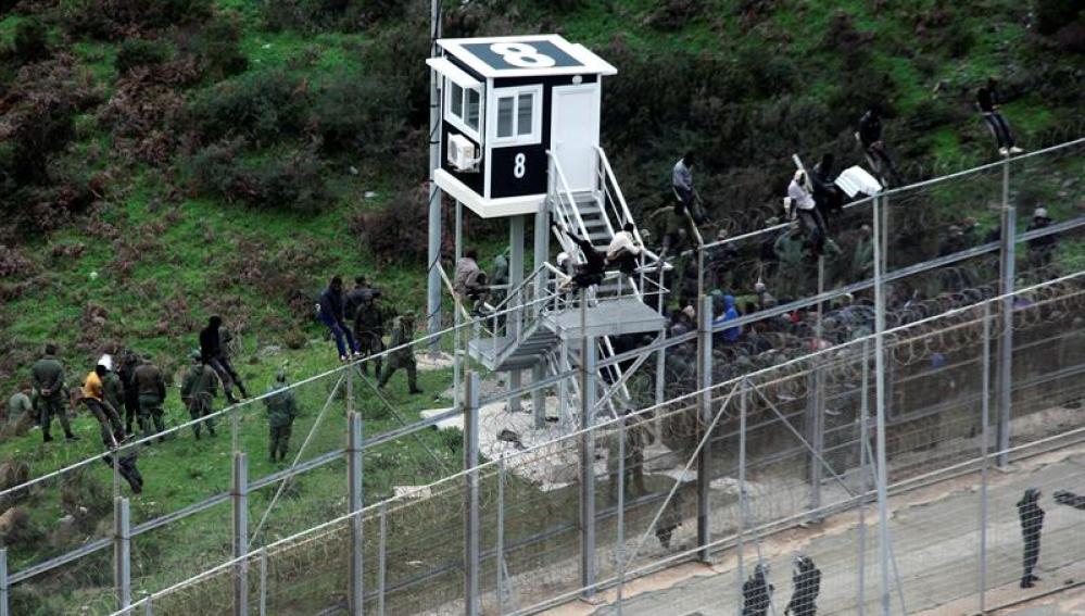 Imagen de la valla que protege la ciudad autónoma española de Ceuta