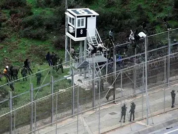 Imagen de la valla que protege la ciudad autónoma española de Ceuta Imagen de la valla que protege la ciudad autónoma española de Ceuta