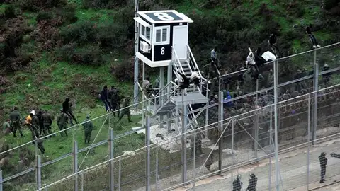 Imagen de la valla que protege la ciudad autónoma española de Ceuta Imagen de la valla que protege la ciudad autónoma española de Ceuta
