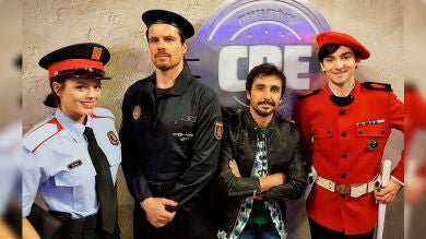 El divertido posado de los actores de 'Cuerpo de Élite' vestidos de uniforme