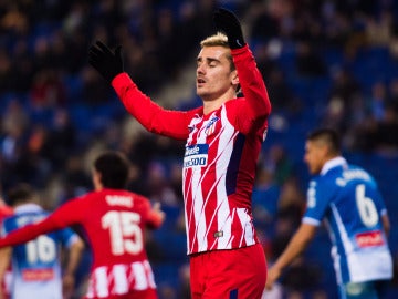 Antoine Griezmann lamenta una ocasión fallada con el Atlético