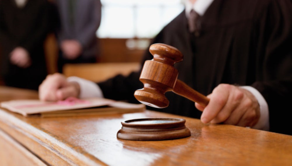 Un juez en un tribunal