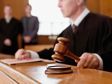 Un juez en un tribunal Un juez en un tribunal
