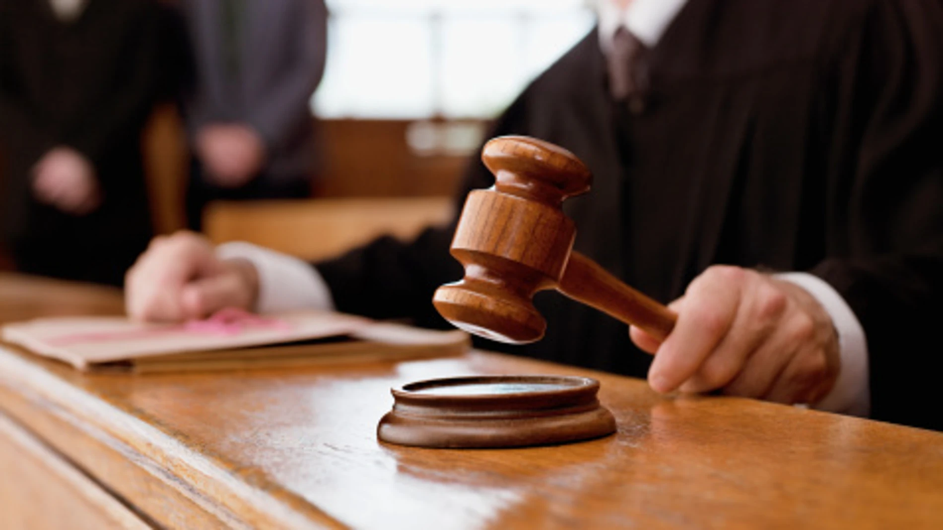 Un juez en un tribunal Un juez en un tribunal