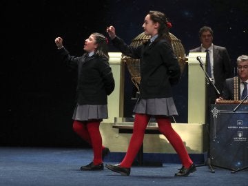 Nazaret Blanco y Yanisse Alexandra, niñas que han cantado el segundo premio y hasta cuatro quintos premios Nazaret Blanco y Yanisse Alexandra, niñas que han cantado el segundo premio y hasta cuatro quintos premios