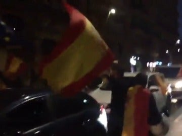 Una veintena de coches con banderas españolas se concentran en Barcelona