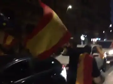Una veintena de coches con banderas españolas se concentran en Barcelona Una veintena de coches con banderas españolas se concentran en Barcelona