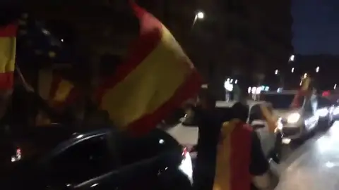 Una veintena de coches con banderas españolas se concentran en Barcelona Una veintena de coches con banderas españolas se concentran en Barcelona