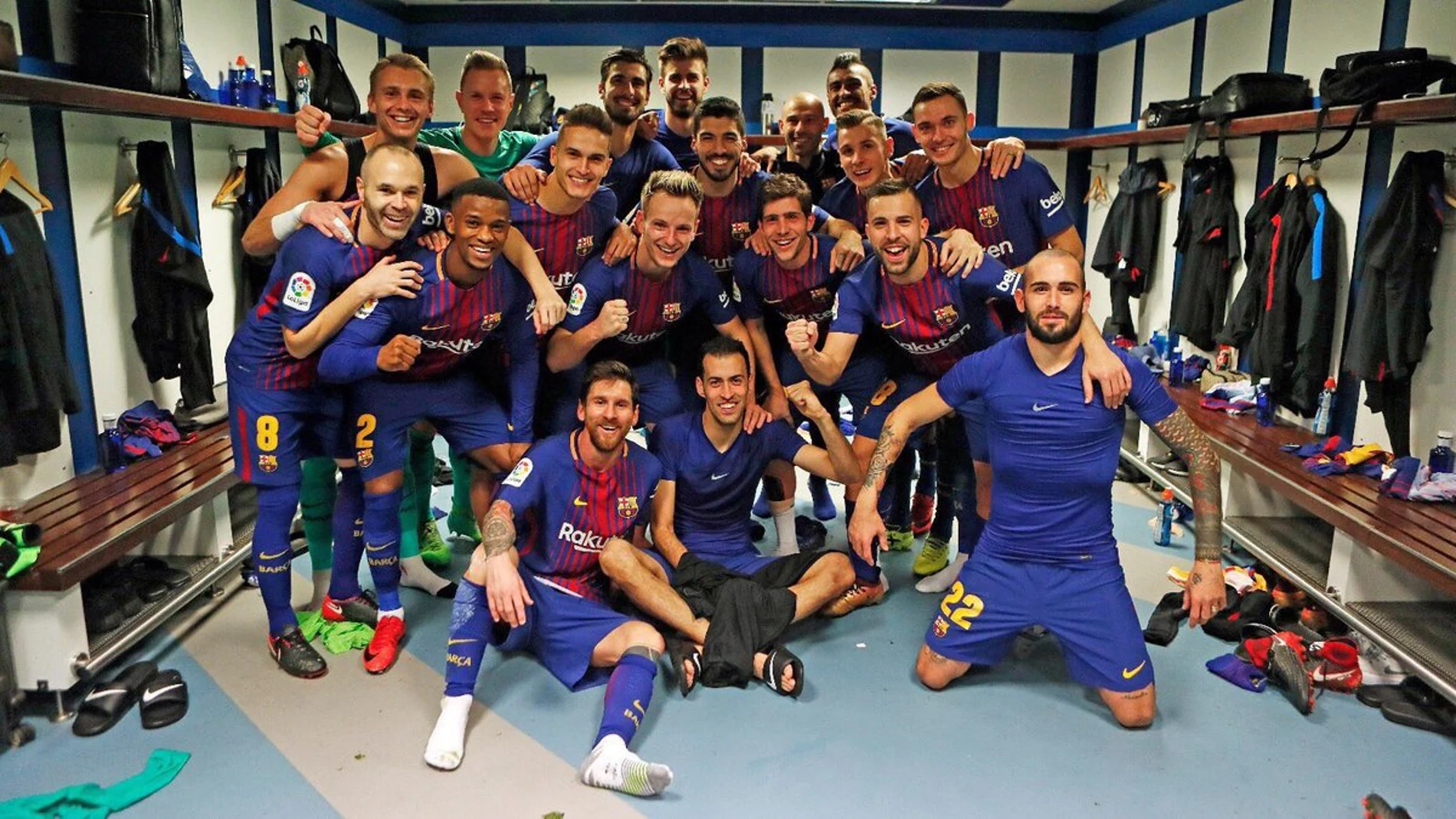 El Barcelona celebra su victoria ante el Real Madrid El Barcelona celebra su victoria ante el Real Madrid