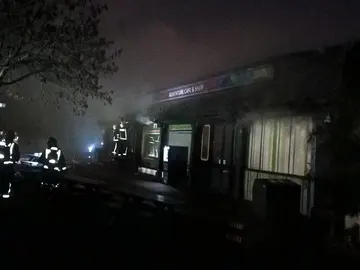 Los bomberos sofocando el incendio Los bomberos sofocando el incendio