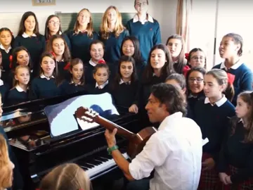 Óscar Quijano cantando junto a las niñas Óscar Quijano cantando junto a las niñas