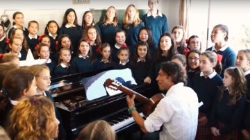 Óscar Quijano cantando junto a las niñas