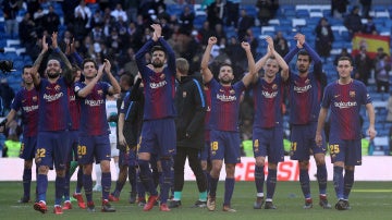 El Barcelona celebrando la victoria en el Bernabéu