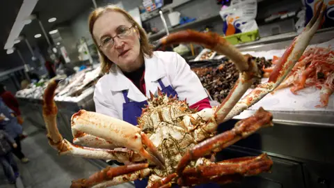 Una pescadera sostiene una centolla en el mercado de la Plaza de Lugo Una pescadera sostiene una centolla en el mercado de la Plaza de Lugo