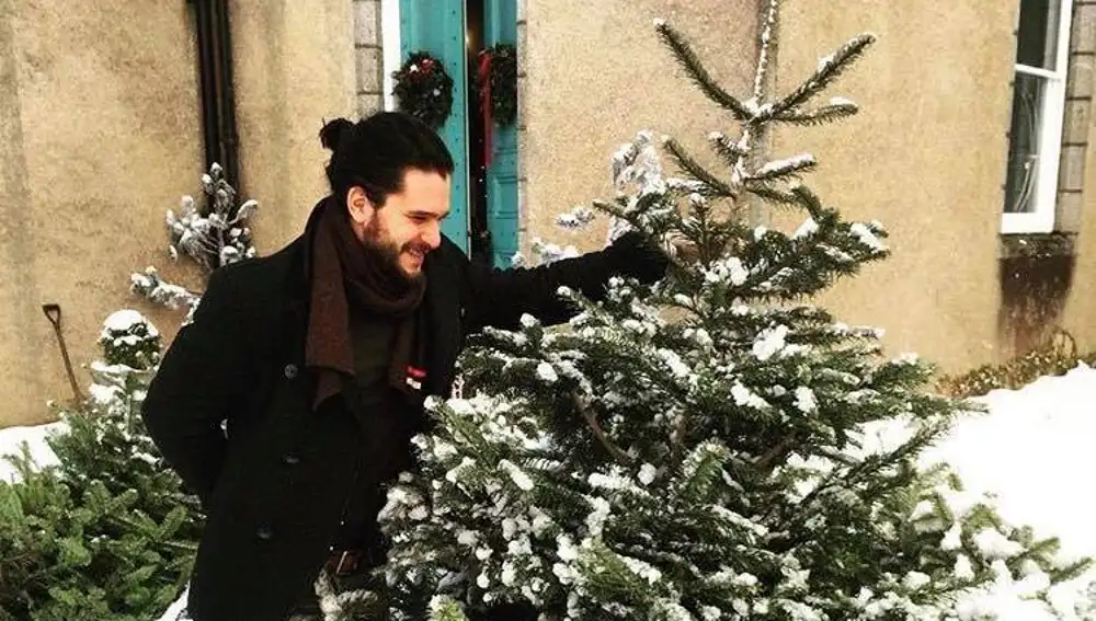 Kit Harington, Jon Snow en 'Juego de Tronos', vendiendo árboles de Navidad