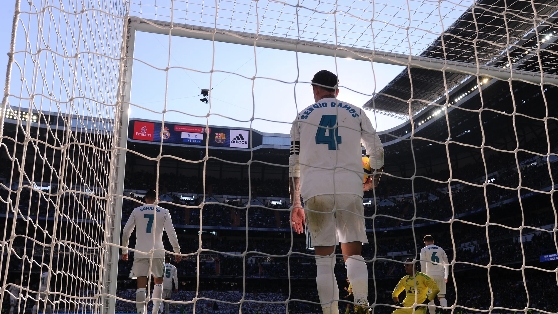 Sergio Ramos recoge un balón del fondo de la portería en El Clásico Sergio Ramos recoge un balón del fondo de la portería en El Clásico