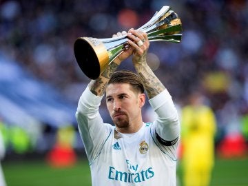 Sergio Ramos ofrece el trofeo del Mundial de Clubes al Bernabéu