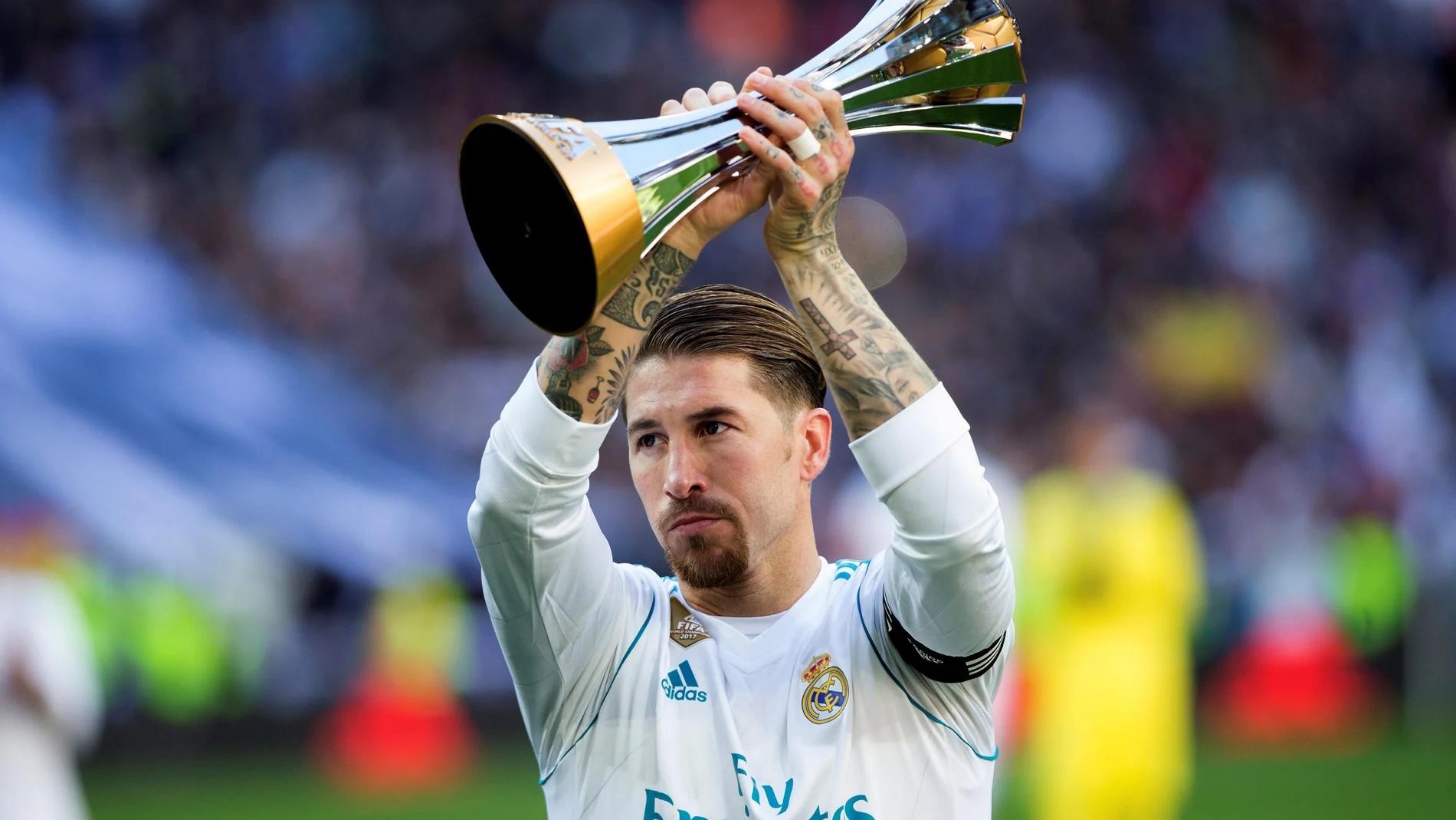 Sergio Ramos ofrece el trofeo del Mundial de Clubes al Bernabéu Sergio Ramos ofrece el trofeo del Mundial de Clubes al Bernabéu