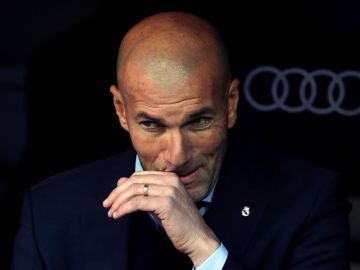 Zidane, en el banquillo del Bernabéu