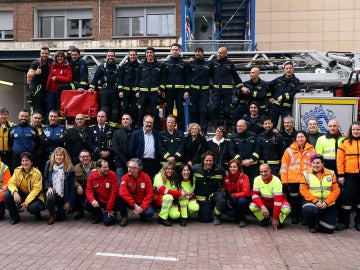 Carmena posa con miembros de Policía Municipal, Bomberos, SAMUR-Protección Civil y SELUR