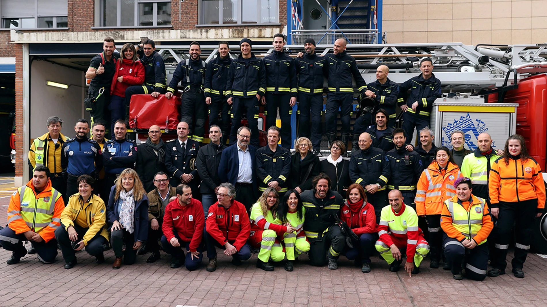 Carmena posa con miembros de Policía Municipal, Bomberos, SAMUR-Protección Civil y SELUR Carmena posa con miembros de Policía Municipal, Bomberos, SAMUR-Protección Civil y SELUR
