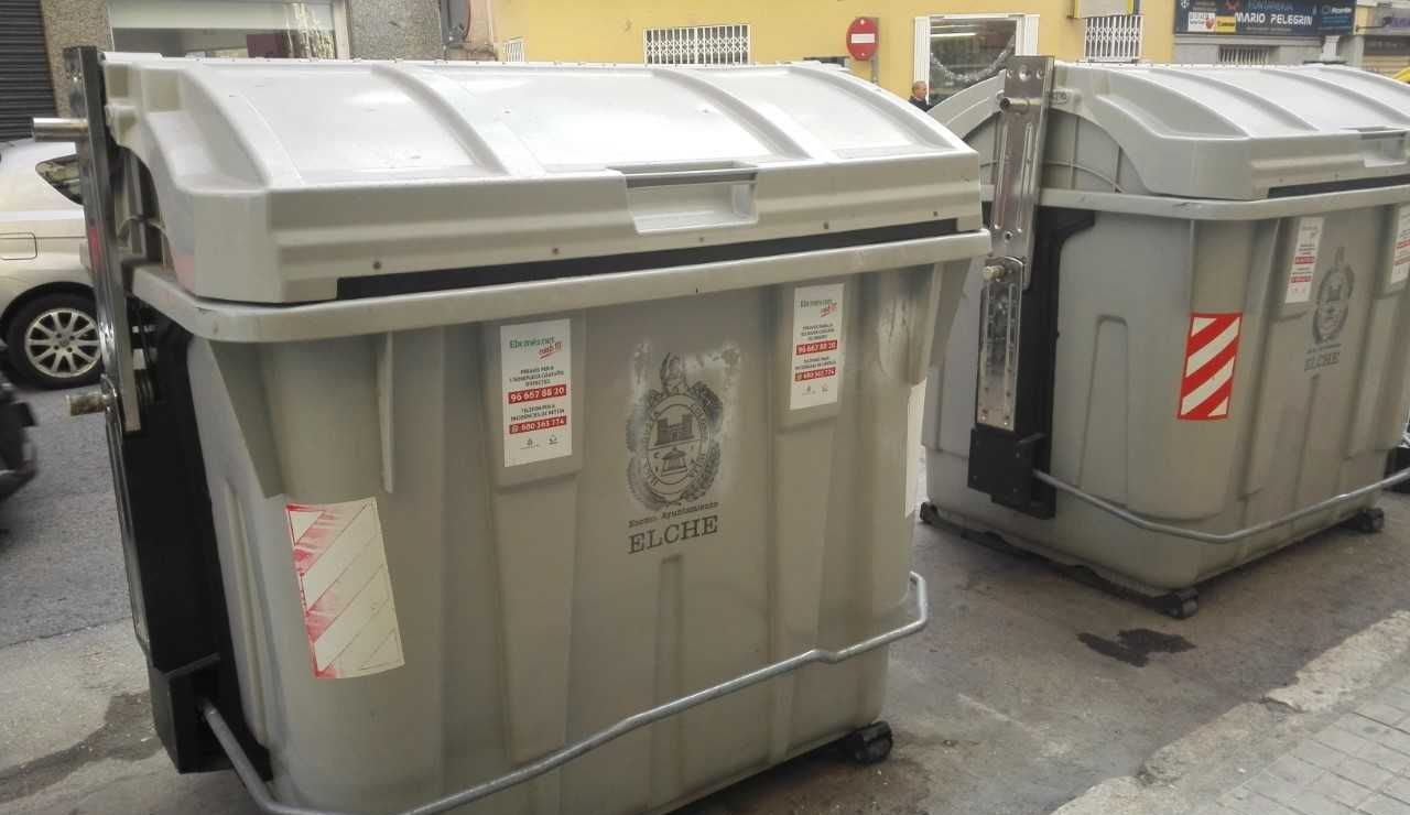 Contenedores de recogida de basura en una calle de Elche Contenedores de recogida de basura en una calle de Elche