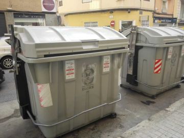Contenedores de recogida de basura en una calle de Elche