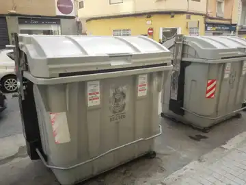 Contenedores de recogida de basura en una calle de Elche Contenedores de recogida de basura en una calle de Elche