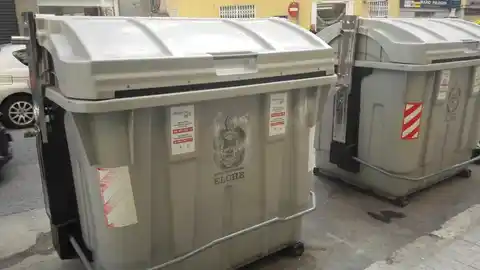 Contenedores de recogida de basura en una calle de Elche Contenedores de recogida de basura en una calle de Elche