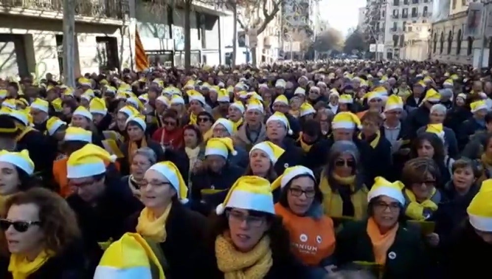 Cientos de personas se concentran en Barcelona para cantar villancicos y pedir la libertad de los 'Jordis', Junqueras y Forn