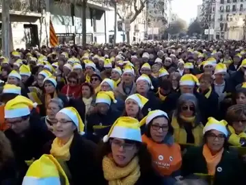 Cientos de personas se concentran en Barcelona para cantar villancicos y pedir la libertad de los 'Jordis', Junqueras y Forn Cientos de personas se concentran en Barcelona para cantar villancicos y pedir la libertad de los 'Jordis', Junqueras y Forn