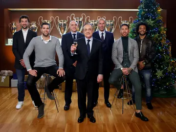 Florentino Pérez junto a Zidane, Pablo Laso, Ramos, Marcelo, Llull y Felipe Reyes Florentino Pérez junto a Zidane, Pablo Laso, Ramos, Marcelo, Llull y Felipe Reyes