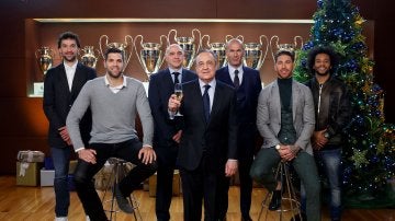 Florentino Pérez junto a Zidane, Pablo Laso, Ramos, Marcelo, Llull y Felipe Reyes