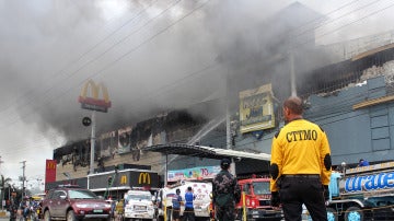 Vista del incendio en un centro comercial en Dávao, Filipinas