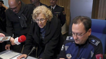 Carmena lanza un mensaje desde la radioemisora de la Policía