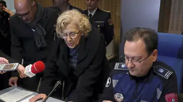 Carmena lanza un mensaje desde la radioemisora de la Policía Carmena lanza un mensaje desde la radioemisora de la Policía