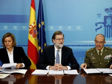 El presidente del Gobierno, Mariano Rajoy, acompañado por la ministra de Defensa, María Dolores de Cospedal, y el jefe del Estado Mayor de la Defensa (jemad), el general Fernando Alejandre
