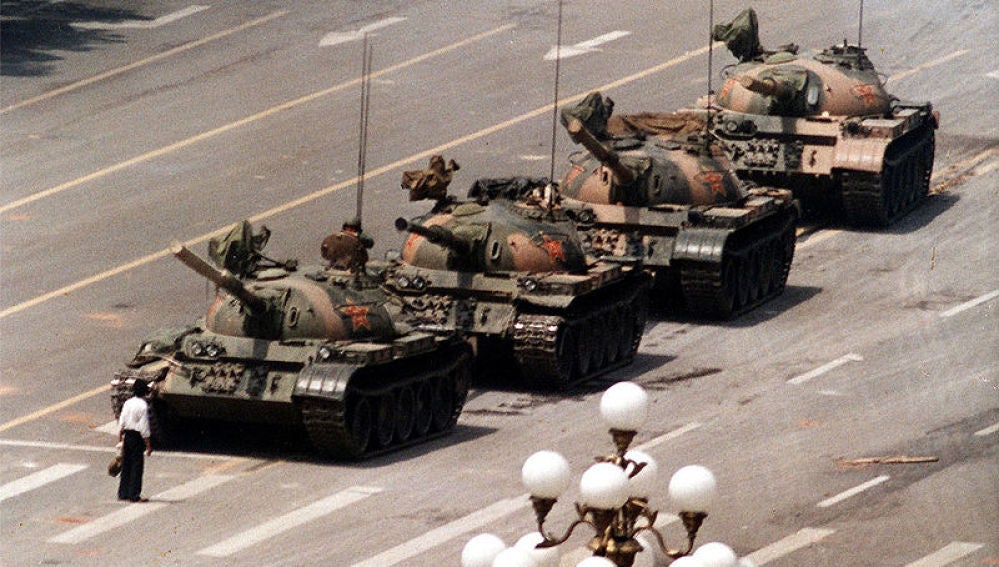 Un hombre aguanta delante de los tanques en Tiananmen