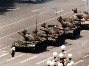 Un hombre aguanta delante de los tanques en Tiananmen