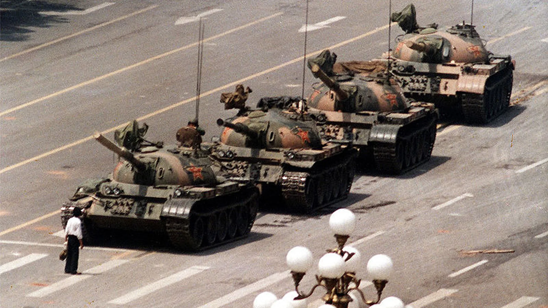 Un hombre aguanta delante de los tanques en Tiananmen Un hombre aguanta delante de los tanques en Tiananmen