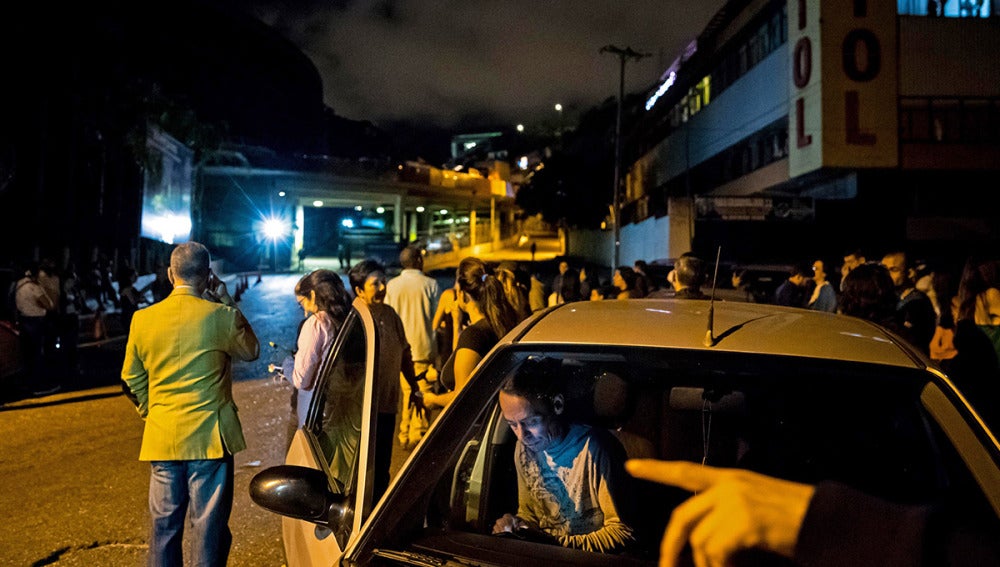 Un grupo de familiares espera en El Helicoide