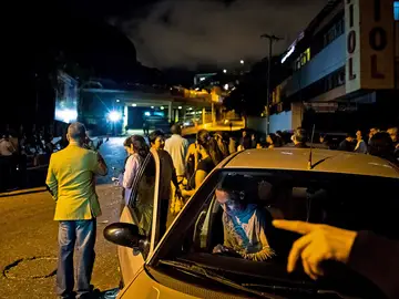 Un grupo de familiares espera en El Helicoide Un grupo de familiares espera en El Helicoide