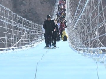 China inaugura el puente de cristal más largo del mundo, de 488 metros