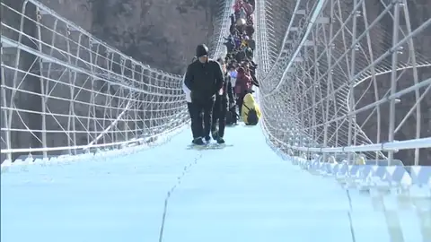 China inaugura el puente de cristal más largo del mundo, de 488 metros China inaugura el puente de cristal más largo del mundo, de 488 metros